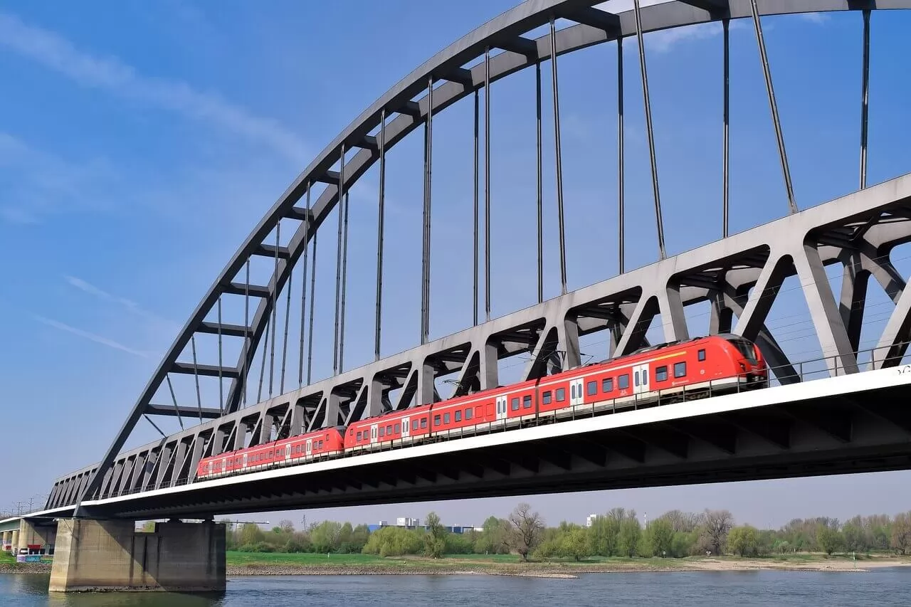 Jembatan Lengkung berbahan baku baja di Indonesia